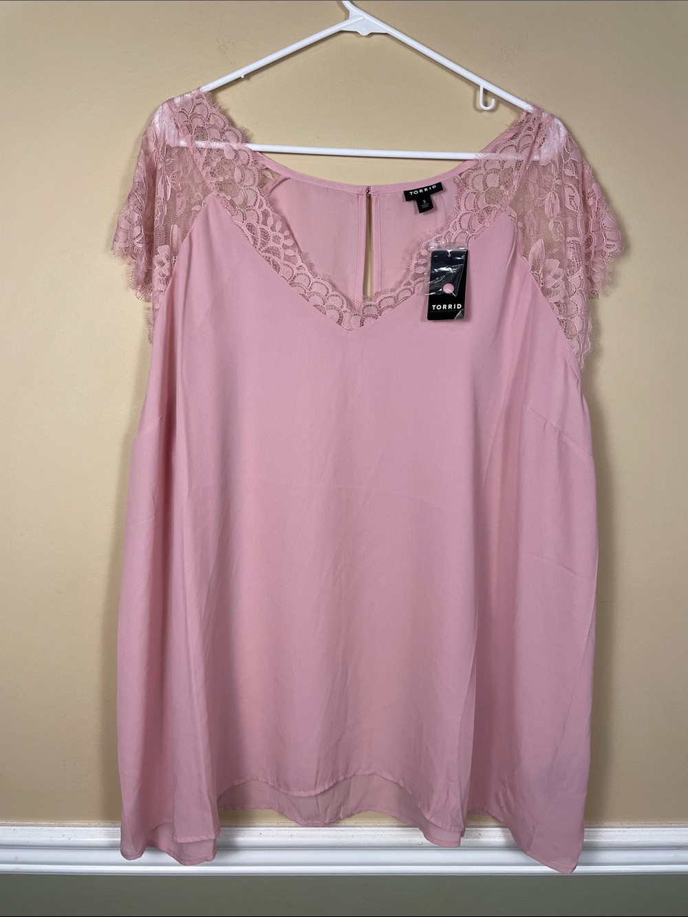 NWT Torrid Women’s Pink Lace Sleeve Keyhole Back V-Neck Blouse Sz 3 / 3X